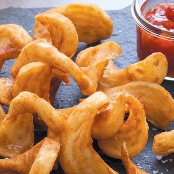 Crispy curly fries with salt